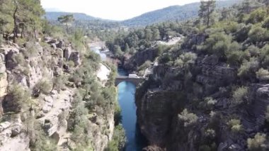 Nehir köprüsünde uçuş - araba nehrin üzerindeki köprüye gider.