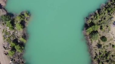 Suyun üzerindeki kamera hareketi dağların panoramik görüntüsüne dönüşür. İnsansız hava aracının hava fotoğrafına dönüşür.