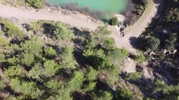 Fly Skogen Den Blå Innsjøen Flyfoto Med Drone – stockvideo