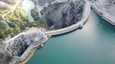 Dağlardaki baraj - baraj manzarası - kayalıklardaki, dağlardaki ve ormanlardaki dağ nehri