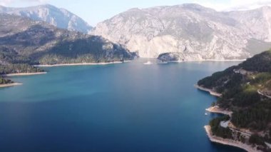 Dağları ve ormanı olan bir dağ nehri olan kanyon, İHA 'lı hava fotoğrafçılığı