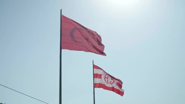 Rozvíjející Vlajky Turecka Fotbalového Klubu Proti Obloze Vysoce Kvalitní Záběry — Stock video