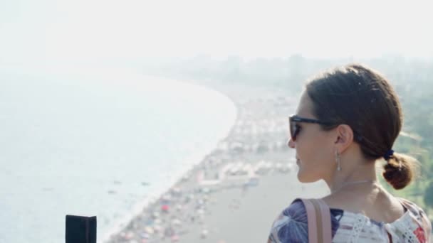 Het Meisje Kijkt Vanaf Het Observatiedek Naar Het Strand Zee — Stockvideo