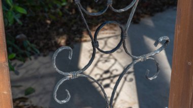 Örüntülü kafes yere bir kalıp şeklinde gölge düşürür. Yüksek kalite fotoğraf