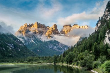 Dolomites dağlar