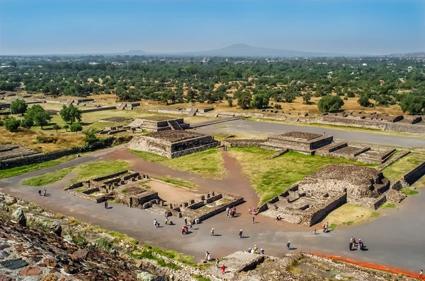 Vista en las ruinas de la pirámide del sol — Foto de Stock