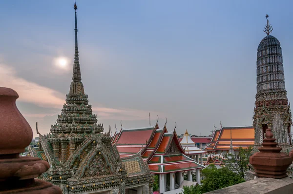 Toits en Wat Arun — Photo