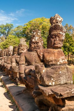 Köprü ye bayon, heykeller