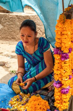 kadın çiçek çelenk yapma