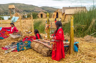 los uros Adası'nda Pazar