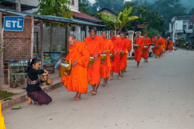 Tak bat - sabah luang prabang sadaka veren