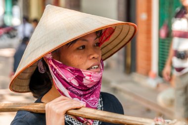 kadın geleneksel şapka ile