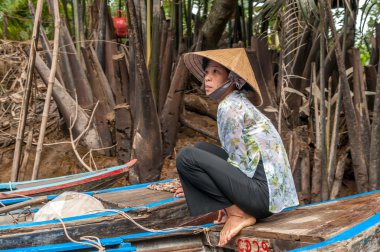 yolcu için bekleyen kadın