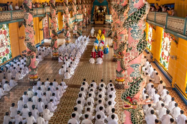 In Cao Dai Temple — Stock Photo, Image