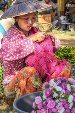 çiçek satan kadın