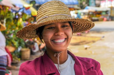 Smiley myanmar kadın