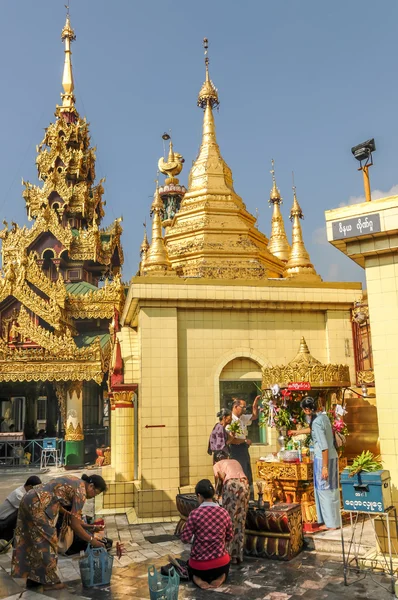 Pray in the Sule Pagoda — Stock Photo, Image