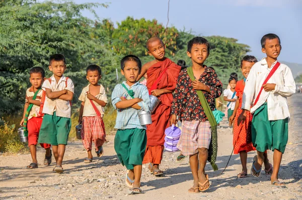Children go by The School — Stock Photo, Image