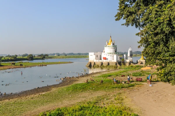 Pagoda at Tuang Tha Nan Inn Lake — Stock Photo, Image