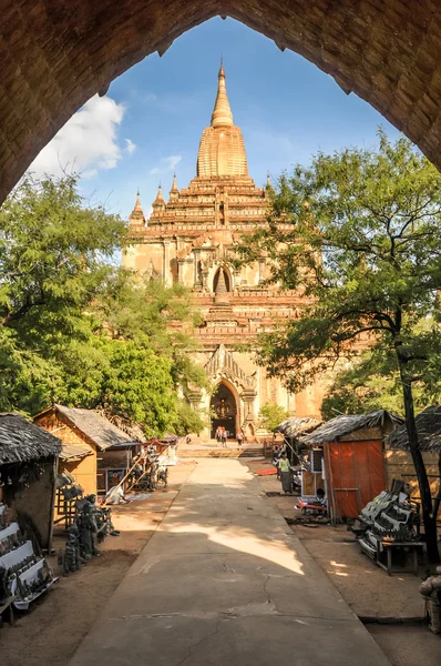 Старая пагода с рынком в Багане — стоковое фото