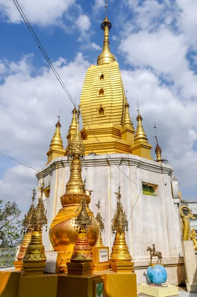 Buddhistisk kloster på Taung Kalat - Stock-foto