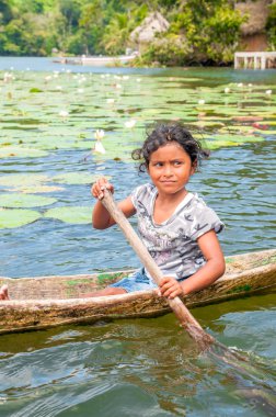 bir tekne içinde küçük kız