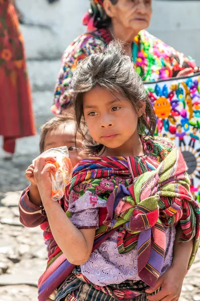 Menina nas ruas de Chichicastenango — Fotografia de Stock