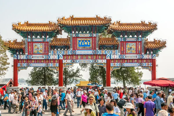 Zdobené paifang v letním paláci — Stock fotografie