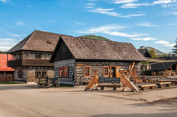 Maisons en bois peintes dans le village Cicmany — Photo