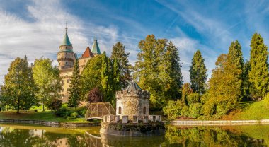 bir göl ve kule bojnice kalede Panorama görünüm