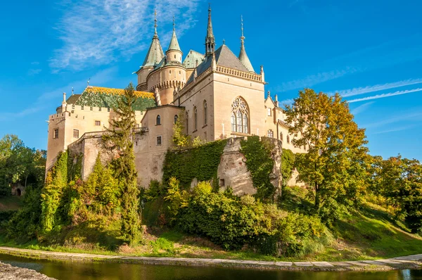 Schloss Bojnice mit Wassergraben — Stockfoto