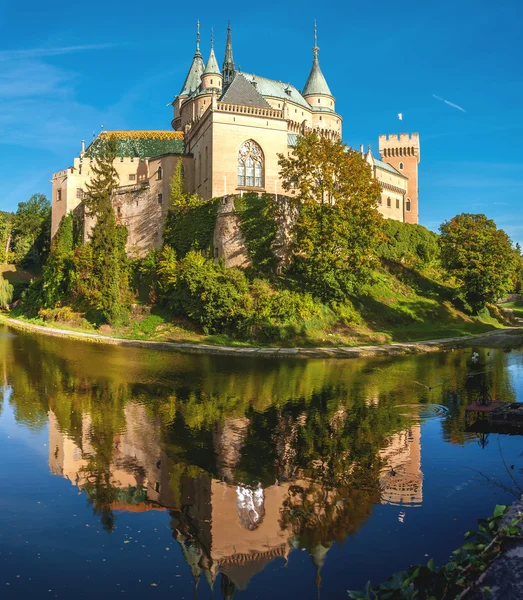 Bojnice slott med vallgrav — Stockfoto