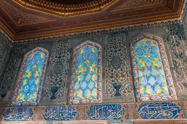 harem içinde vitray pencere eşiği