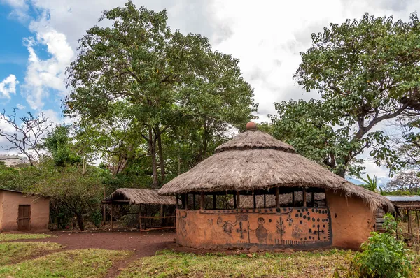 Beschilderde huizen in omo np — Stockfoto