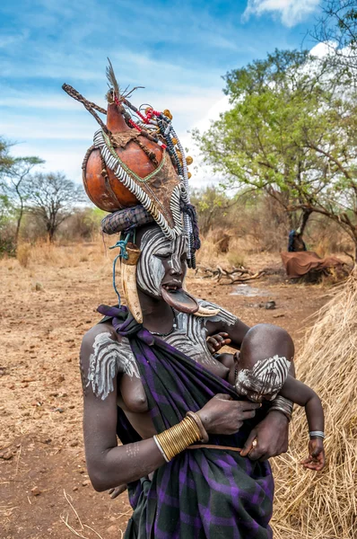 Ludzie doliny Omo - mursi kobieta z dzieckiem — Zdjęcie stockowe