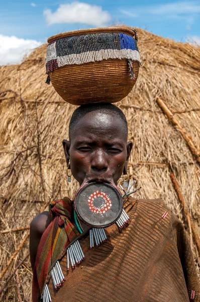 Omo Vadisi insanları - Dudak plakalı Mursi kadın — Stok fotoğraf
