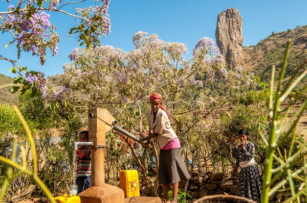 Drawing water from the well — Stock Photo, Image