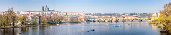 Vue panoramique sur le château de Prague et la rivière Vltava — Photo