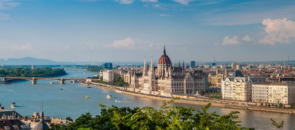 Widok na panoramę z buda w Parlamencie z Dunaju w Budapeszcie — Zdjęcie stockowe