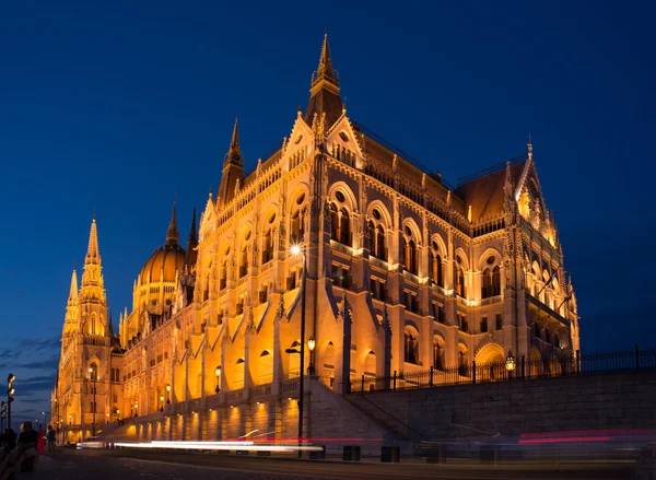 Vista nocturna en el parlamento de Budapest — Foto de Stock