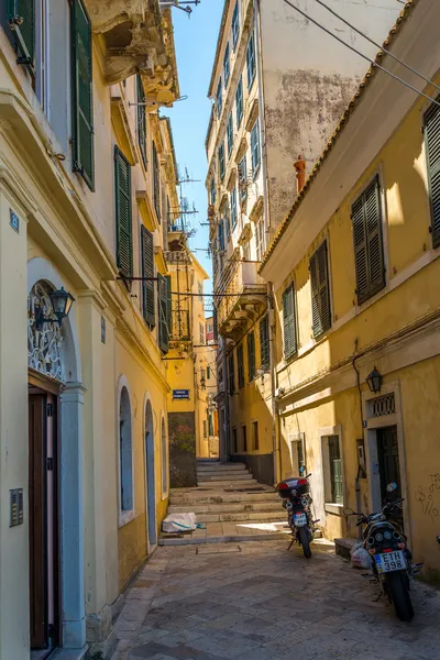 En la calle del casco antiguo de Corfú — Foto de Stock