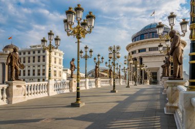 Üsküp'teki köprüsünde göster