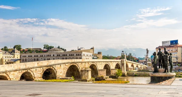 Ponte de pedra sobre o rio Vardar em Skopje — Fotografia de Stock