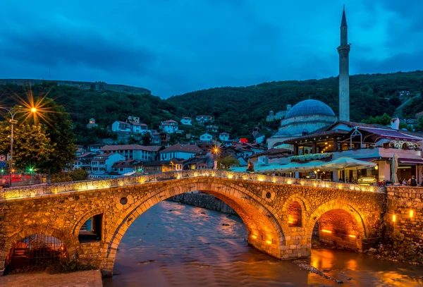 Večerní pohled na starý kamenný most v Prizrenu-Kosovském — Stock fotografie