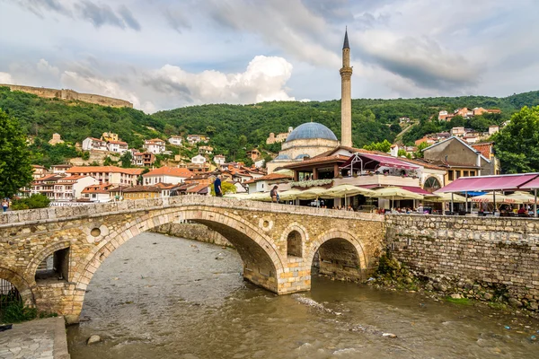 Zobrazit na starý kamenný most v Prizrenu-Kosovském — Stock fotografie