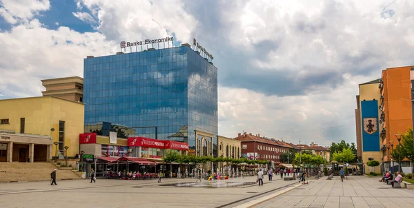 Dans les rues de Pristina moderne — Photo