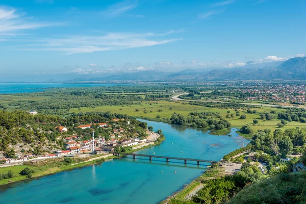 Vue sur la rivière Buna et la ville de Shkodra — Photo