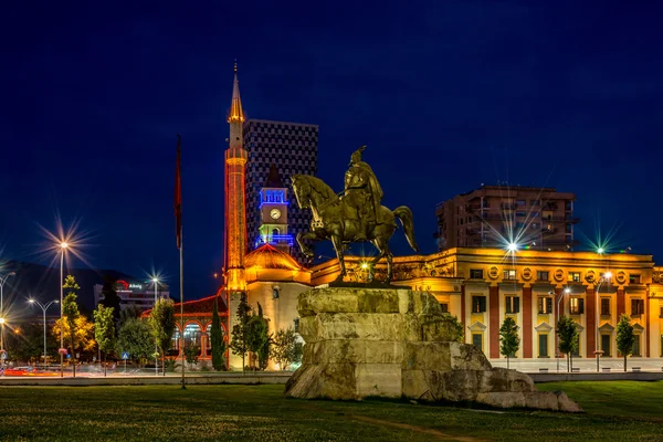 's avonds uitzicht op het plein van skanderbeg — Stockfoto