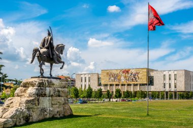 Tiran, Arnavutluk Ulusal Tarih Müzesi ile İskender bey Anıtı.