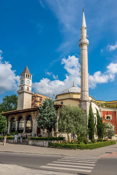 Et'hem Bei-moskee en tirana klokkentoren. — Stockfoto